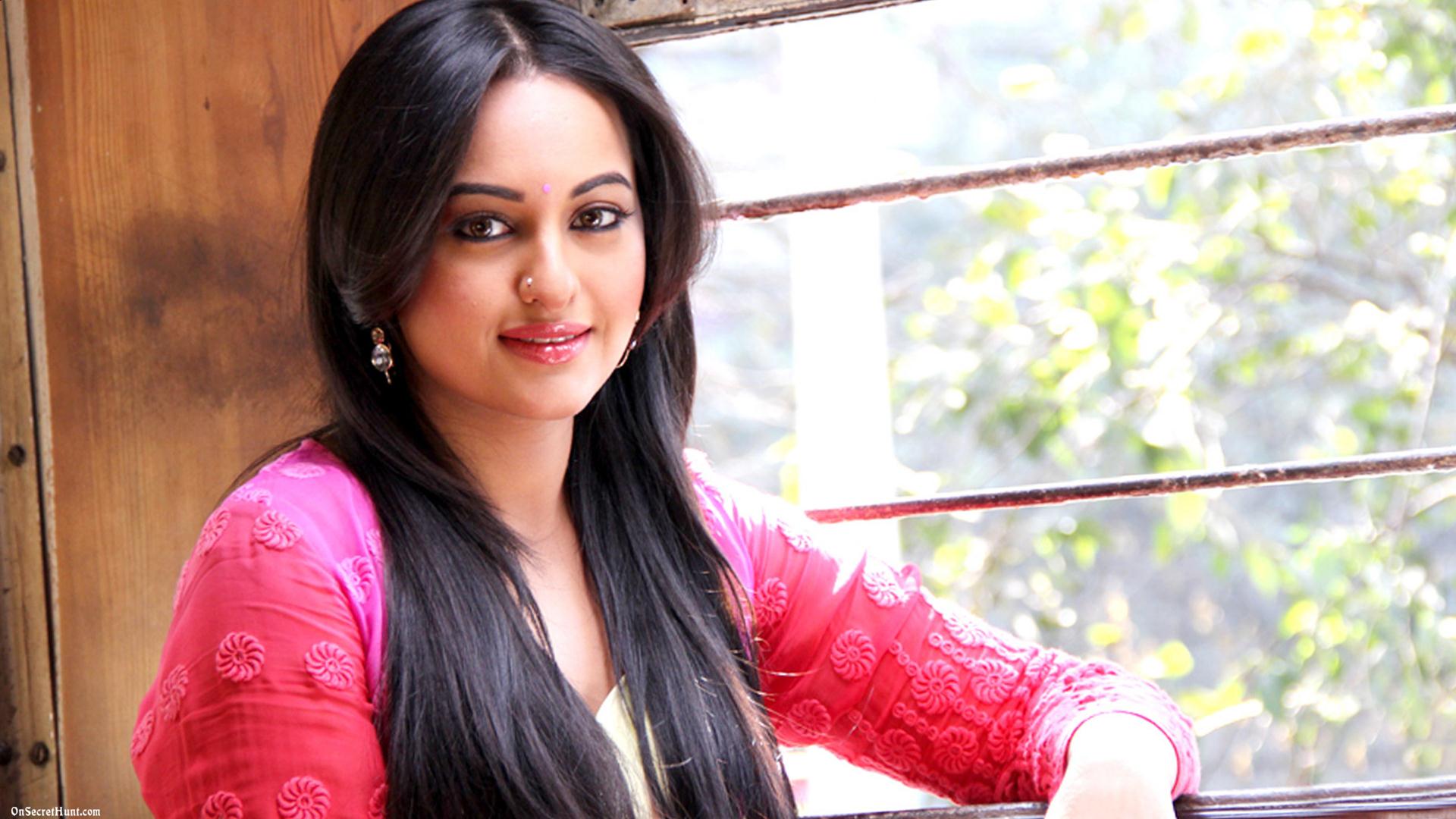 18 Best of Sonakshi Sinha Hot Wallpapers, Latest Photo, HD 