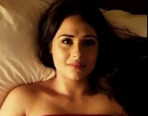 Actress Mandy Takhar Hot Pics Unseen Bikini Photos