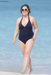 25 Amy Poehler Hot & Sexy Bikini Photos - Funroundup
